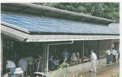 「しんのみくうかん」の屋根に取り付けられた太陽パネル